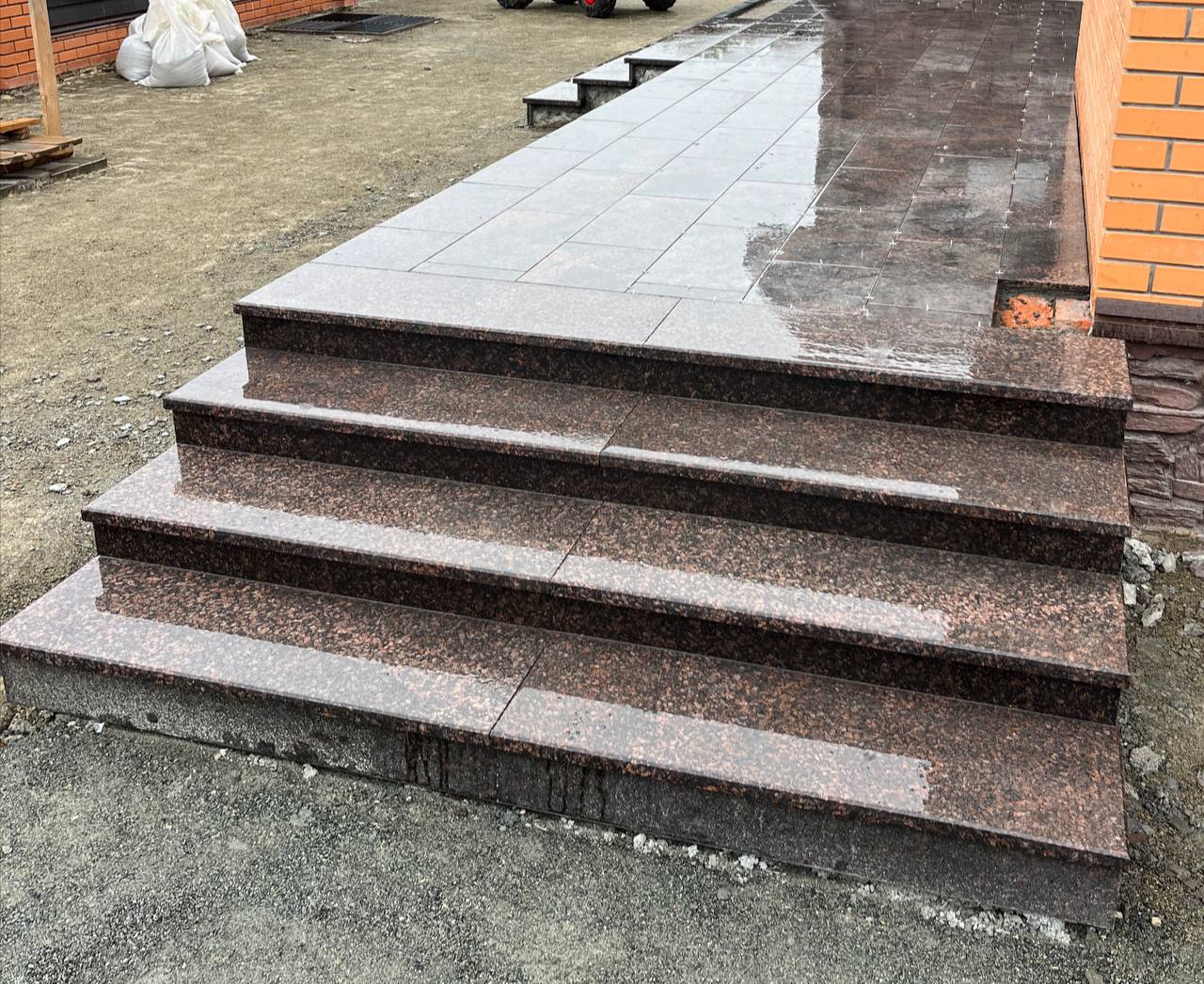 Входная группа из гранита Балтийский